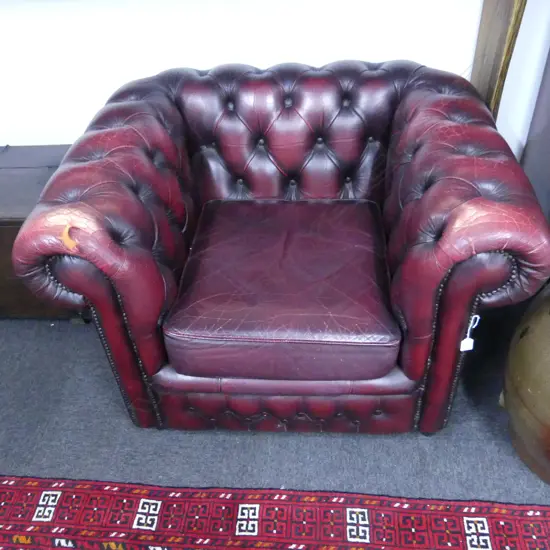 DARK MAROON LEATHER CHESTERFIELD ARMCHAIR (some damage to right arm) 1000x900x700mm