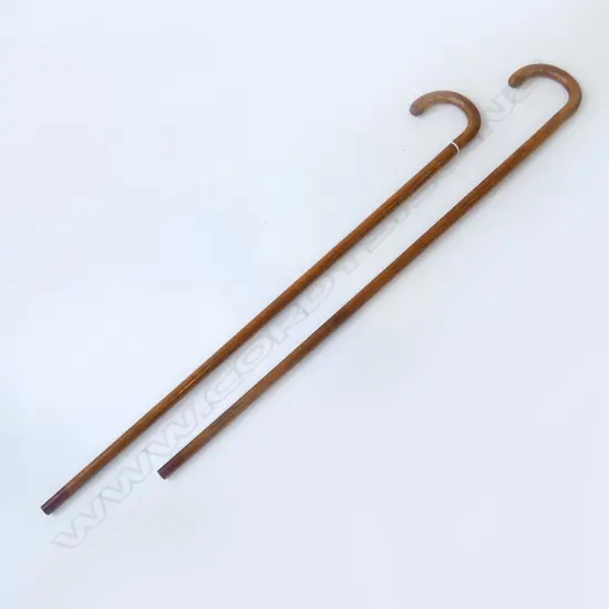 A PAIR OF GOOD STURDY VINTAGE WALKING STICKS L.830MM