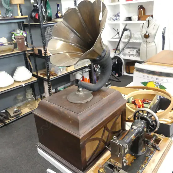 ANTIQUE GRAMOPHONE & HORN