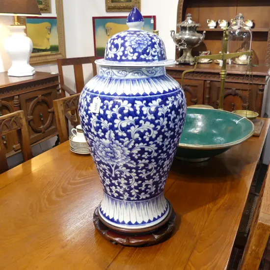 CHINESE B/W LIDDED VASE ON STAND H.600mm
