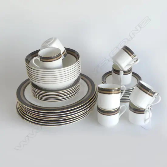 8 PLACE 40 PCE ROYAL DOULTON 'CADENZA' DINNER SET