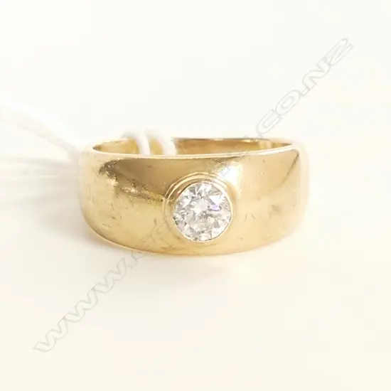 18CT YELLOW SOLITAIRE DIAMOND RING rub-over mount 2.48gms