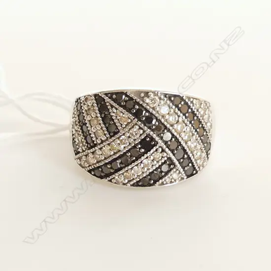 10CT WHITE GOLD BLACK & WHITE  DIAMOND DRESS RING 7.2gms