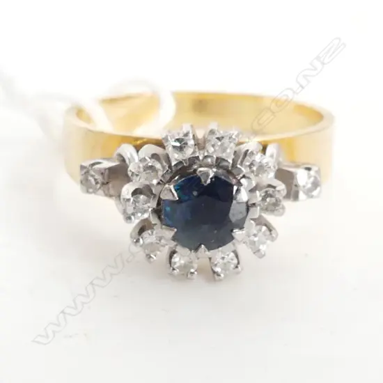18ct SAPPHIRE & DIAMOND CLUSTER RING 4.7gms