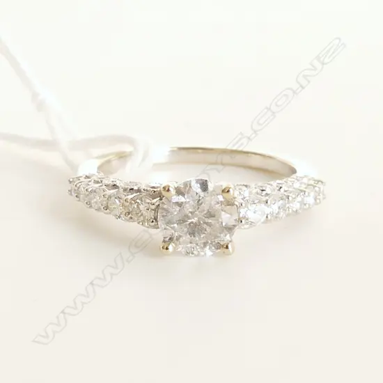 18CT GOLD DIAMOND CLUSTER RING 3.3gms lge diamond (approx. 0.80ct)w inclusions