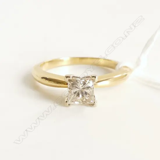 14CT GOLD & LGE PRINCESS CUT 0.60ct+ DIAMOND RING 3.3gms some inclusions 4.9 x 4.9mm,