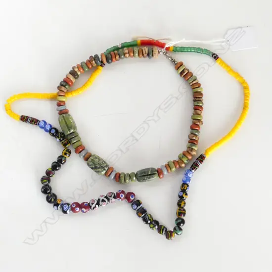 A STRING OF VINTAGE AFRICAN BEADS & OTHER 
