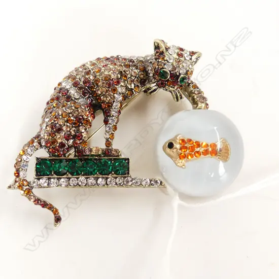 LRG DIAMANTE CAT WITH PAW IN FISHBOWL BROOCH