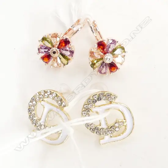 2 PC 'CD' EARRINGS & EARRINGS w SPARKLY MULTI COLOURED FAUX GEMS