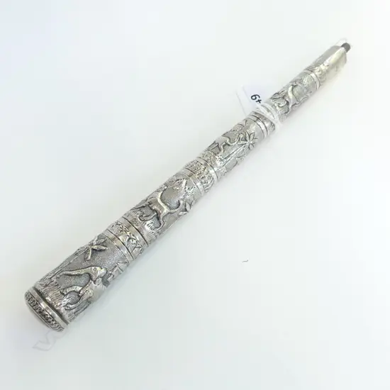 COLONIAL SILVER PARASOL OR STICK HANDLE EMBOSSED WITH ANIMALS SOUTH EAST ASIAN 88 GRAMS L. 24CM