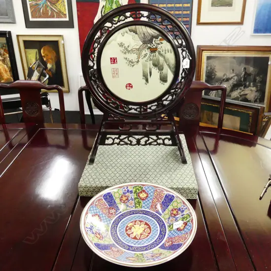 BOXED CHINESE SILK EMBROIDERED CIRCULAR PLAQUE ON RETICULATED STAND Dia 325mm & LARGE IMARI STYLE BOWL Dia 353mm