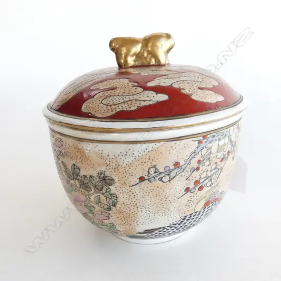 ORIENTAL PORCELAIN STORAGE BOWL w LID & FOO DOG HANDLE, H.160mm, D.170mm