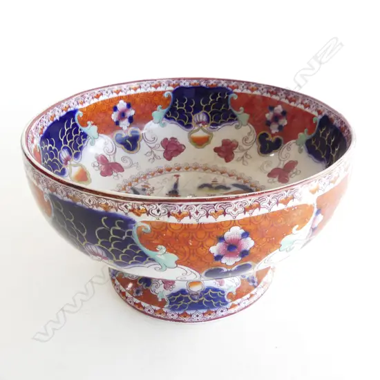 LARGE ENGLISH CHINOISERIE 19thC PEDESTAL BOWL, FLORAL DECOR w CENTRAL TEMPLE DESIGN, D.260mm small hairline crack
