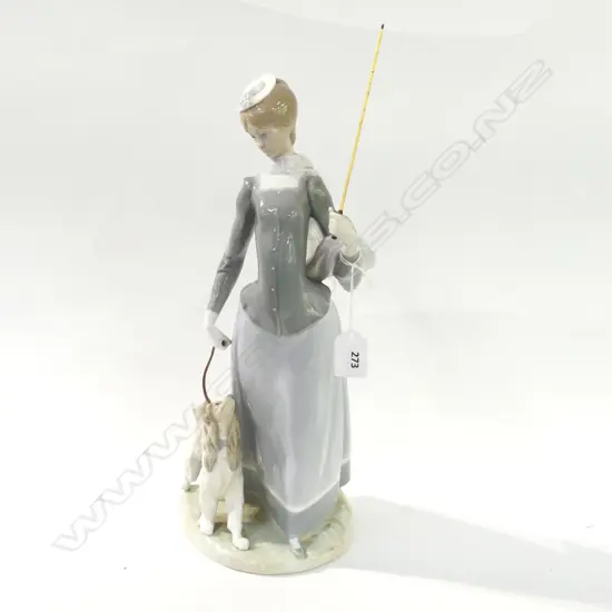 LLADRO 'LADY WITH SHAWL' #4914 H.420mm NO UMBRELLA