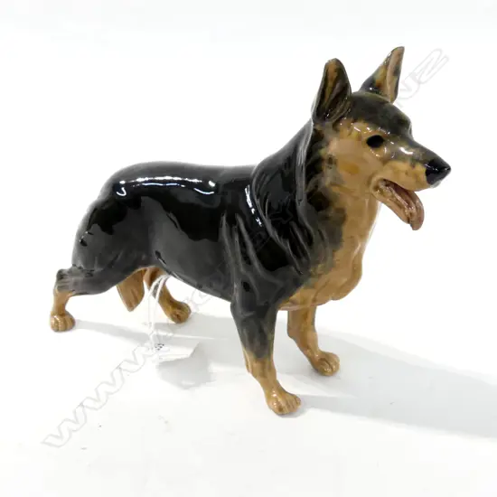 GERMAN SHEPHARD PORCELAIN FIGURINE HEREDITES POTTERY ENGLAND L. 22CM