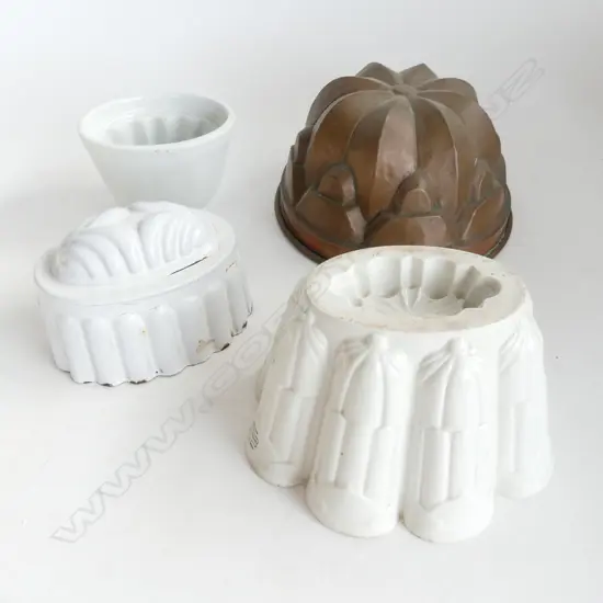 4 VINTAGE BAKING MOULDS, 2 CHINA, 1 COPPER, 1 ENAMAEL