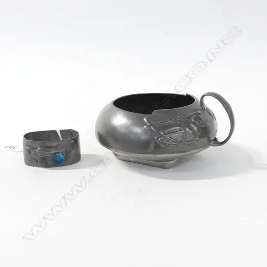 TUDRIC PEWTER ARTS & CRAFTS BOWL WITH HANDLE 0251 AND ENGLISH PEWTER ENAMEL NAPKIN RING 0920 L. 14CM, L. 5CM