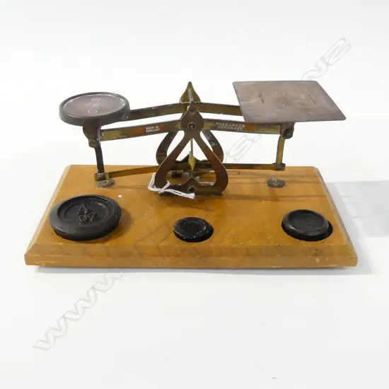 VINTAGE BRASS BALANCE SCALES WITH WEIGHTS “WARRANTED ACCURATE MADE IN ENGLAND” L. 20CM