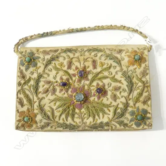 1920’S HANDBAG FINELY WORKED GOLD METALLIC THREAD AND RAISED FLORAL JEWELLED DECORATION L. 20CM