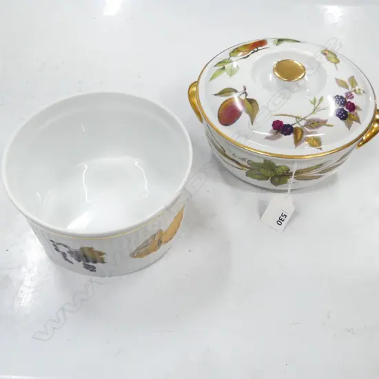 2 ROYAL WORCESTER EVESHAM BAKING DISHES; 1 LIDDED 170mm dia