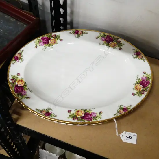 TWO ROYAL ALBERT OLD COUNTRY ROSES PLATTERS ENGLAND L. 35CM