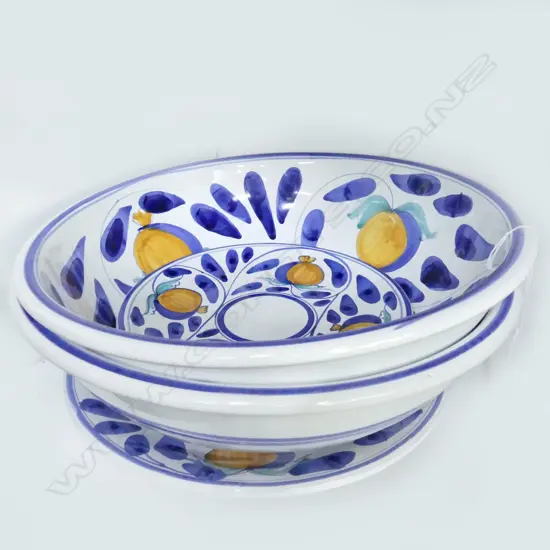 4 PCES ITALIAN DESUIR CERAMICS 'POMEGRANATES'; 2 LG BOWLS 335mm dia + 2 PLATES