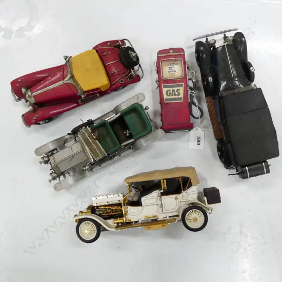 4 FRANKLIN MINT VINTAGE MODEL CARS L.200mm + GAS PUMP H.130mm