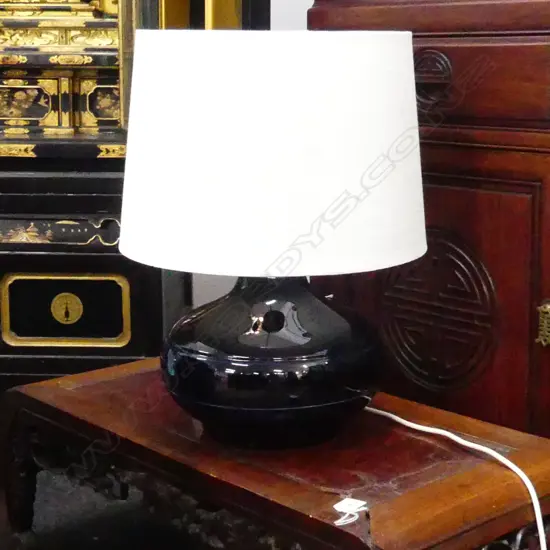 BLUE CERAMIC LAMP w. WHITE PAINTED SHADE H.500mm