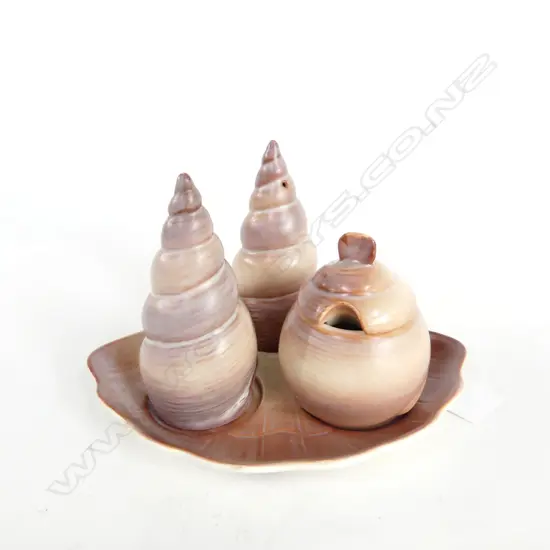 UNUSUAL AUSTRALASIAN DESIGNED CARLTONWARE CRUET, SHAPED AS SHELL