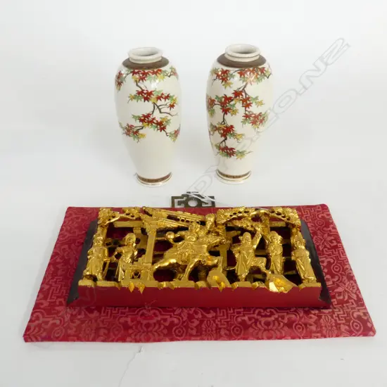 PR SATSUMA VASES H.160mm + CARVED WOODEN GILDED PANEL 155x290mm