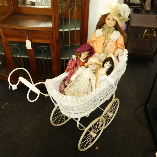 VINTAGE PRAM + 4 DOLLS