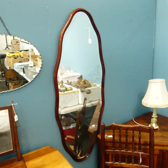 OVAL WALL MIRROR w SCALLOPED WOODEN FRAME