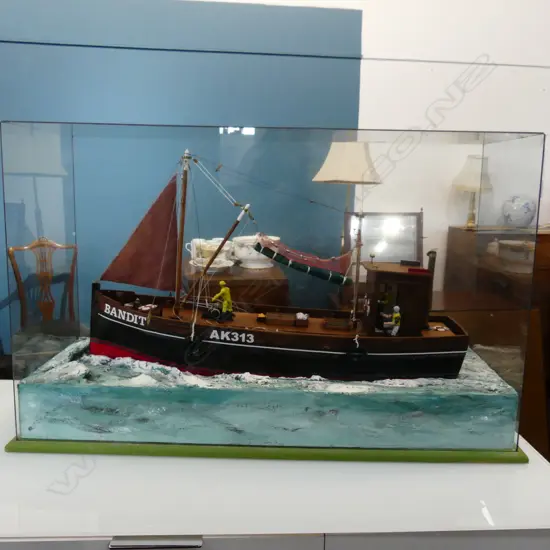 LG MODEL BOAT IN DISPLAY CASE 'BANDIT' 1115x400x690mm