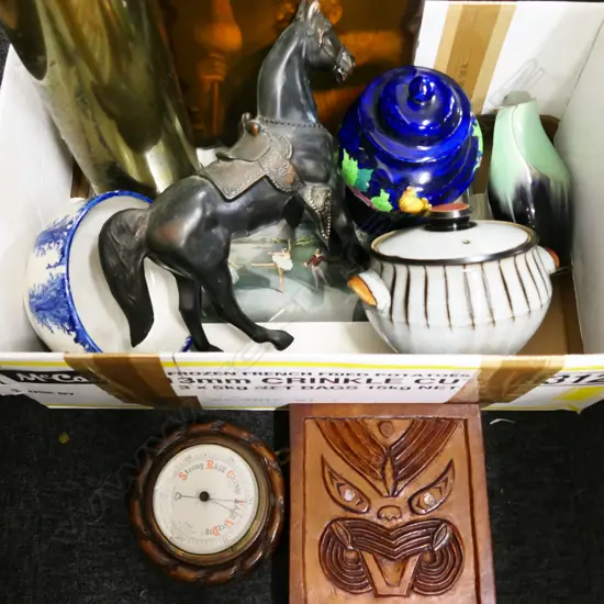 BOX LOT SHELL CASING H.370mm, 2 MAORI CARVED PANELS, CERAMICS ETC