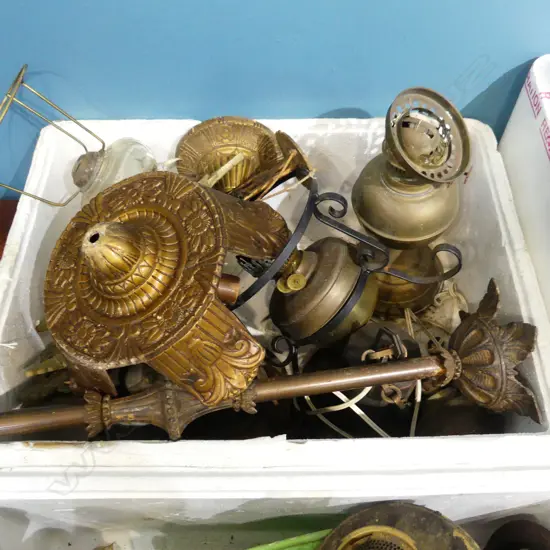 BOX LOT OF VINTAGE KERO & LIGHT FITTINGS