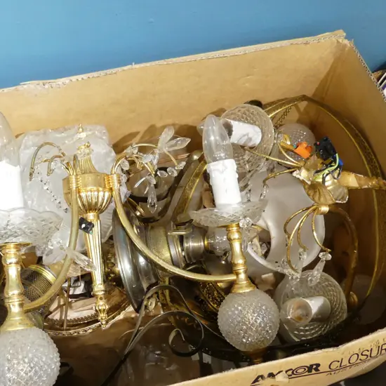 BOX LOT OF VINTAGE KERO & LIGHT FITTINGS