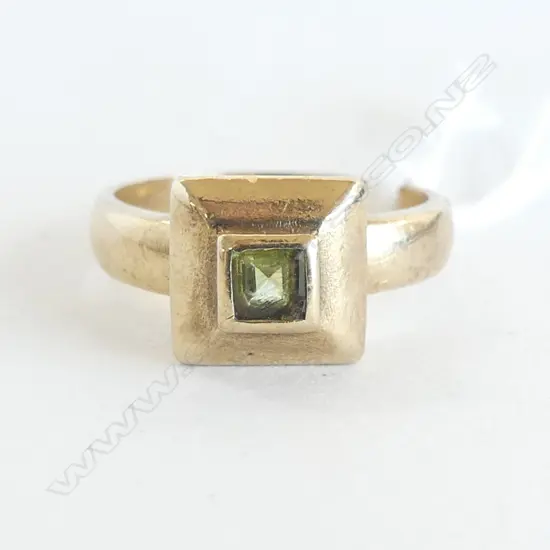 9CT GOLD PEREDOT RING 4.6G CHIP TO STONE