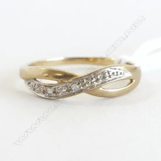 9CT GOLD & DIAMOND RING 1.3G SIZE M