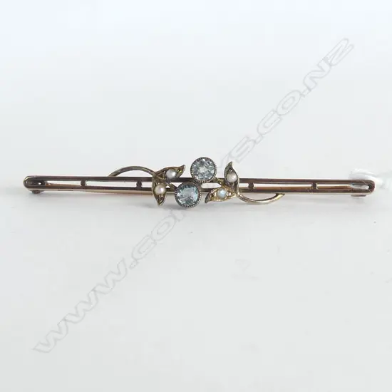 9CT GOLD PEARL & AQUAMARINE BAR BROOCH, L.55mm, SIZE O