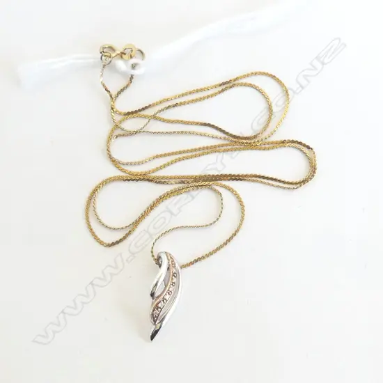 9CT GOLD CHAIN & 9CTWHITE GOLD PENDANT TOTAL WIEGHT 2.5G