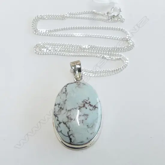 SILVER OVAL TURQUOISE PENDANT ON SILVER CHAIN
