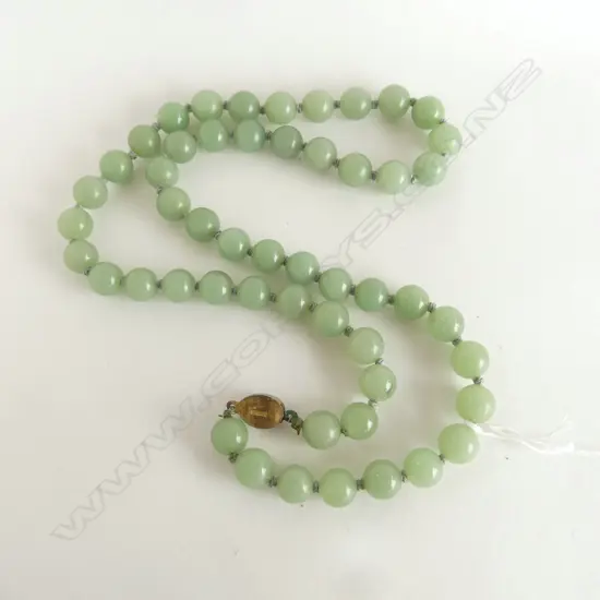 JADE BEAD NECKLACE w. SILVER GILT CLASP L.630mm