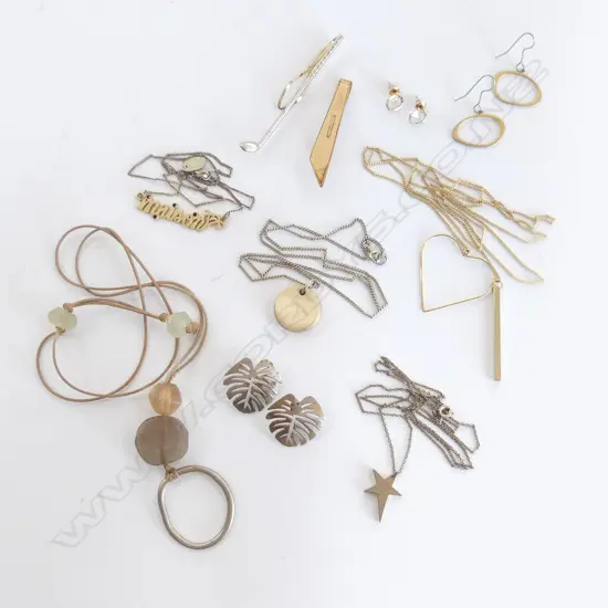 TRAY OF ASSTD. GOLD TONED AND BRASS JEWELLERY INCL. NECKLACES, EARRINGS AND TIE PINS