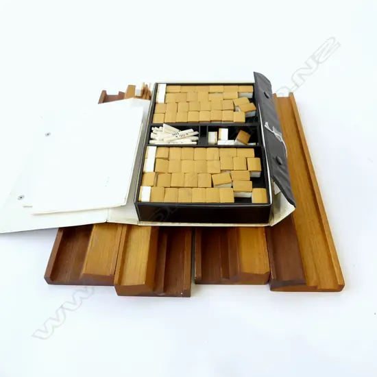PLASTIC MAH JONG SET & BOARDS