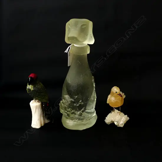 2 CARVED STONE BIRDS H.115mm + SIGNED GLASS DOG 'LEW JRD 2005' H.215mm