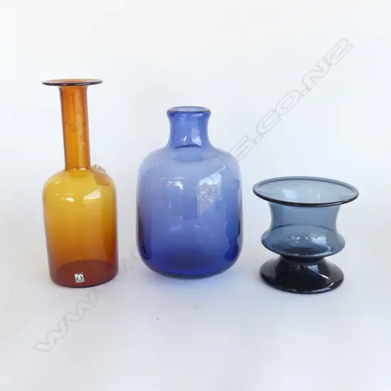 3 ART GLASS VASES; AMBER BOTTLE BY OTTO BREUER GULVVASE FOR CASCADE ENGLAND H.255mm, HOLMEGAARD, OTHER