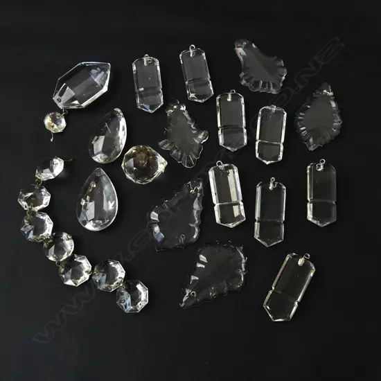 TRAY OF 25 VINTAGE CUT CRYSTALS FOR HANGING, VARIOUS SHAPES, L.22MM-62MM