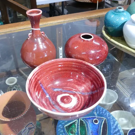 3 PCES RED GLAZED STUDIO POTTERY; BOWL & 2 VASES H.180mm