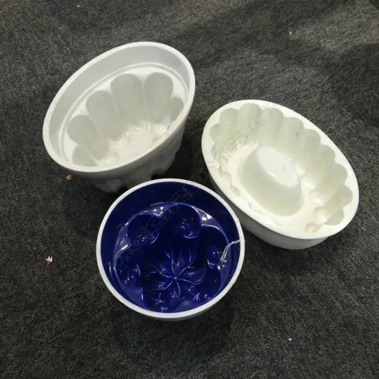 3 CERAMIC JELLY MOULDS, 1 BLUE LINED w. HAIRLINE 135mm dia
