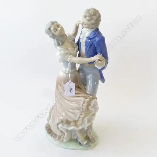 TENGRA DANCING COUPLE FIGURINE H.310mm